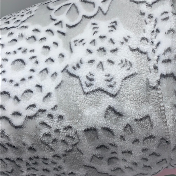 kate spade Bedding Kate Spade Oversized Full Queen Fleece Blanket